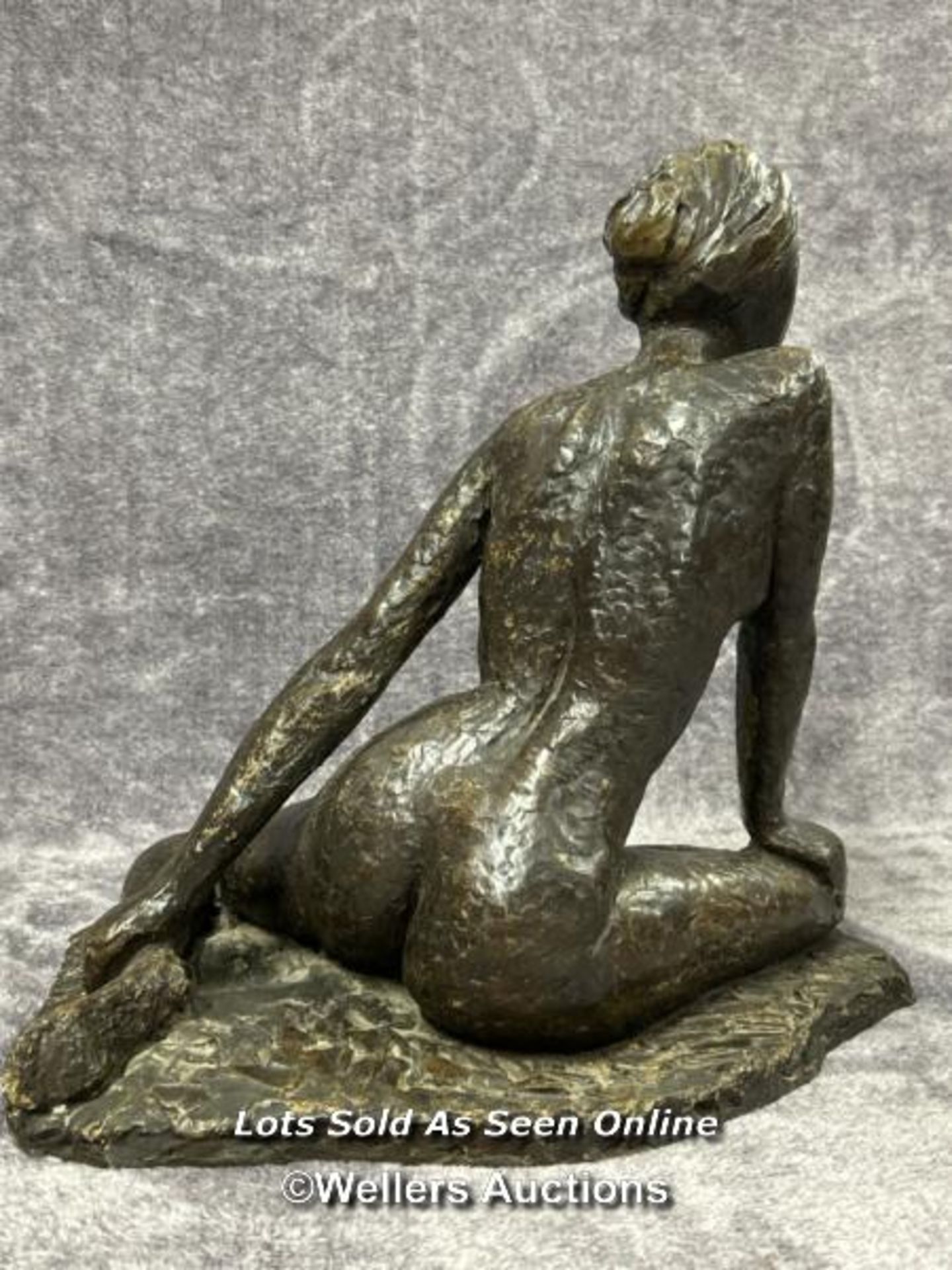 A bronze effect resin abstract figure of a nude female, 35cm high / AN1 - Image 2 of 2