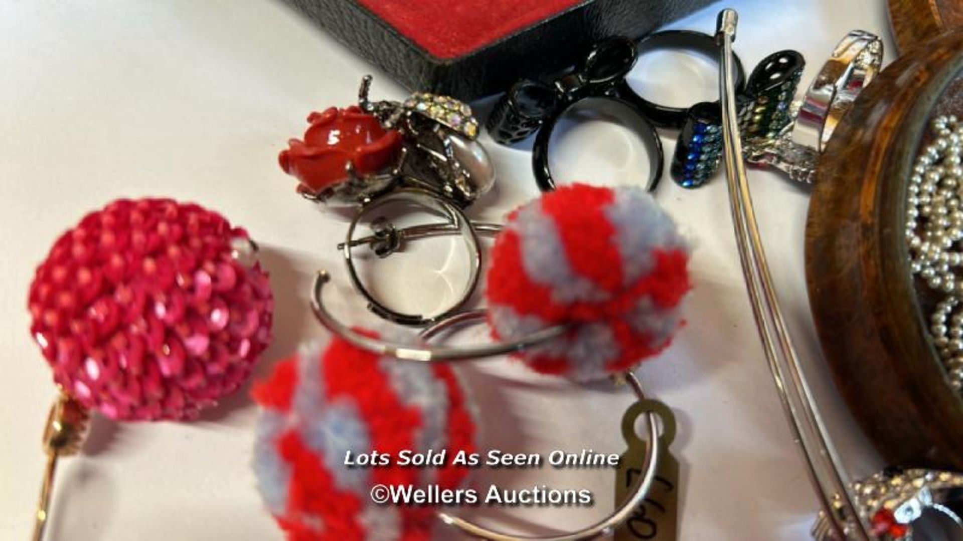 Assorted costume jewellery including hoop earings, rings, bracelets and cufflinks / SF - Image 8 of 8