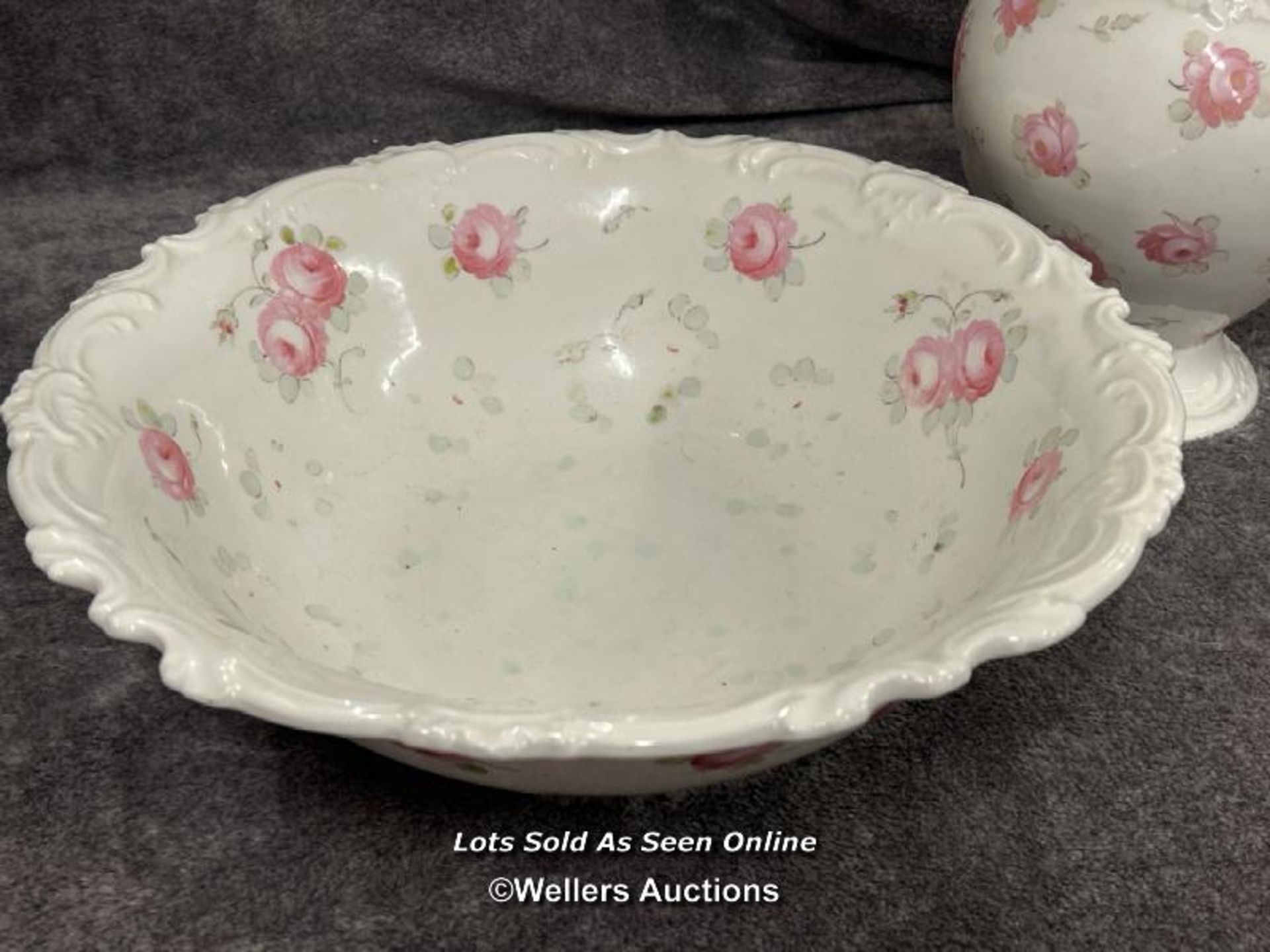 Large rose pattern wash bowl with water jug and faux flowers / AN43 - Image 2 of 5