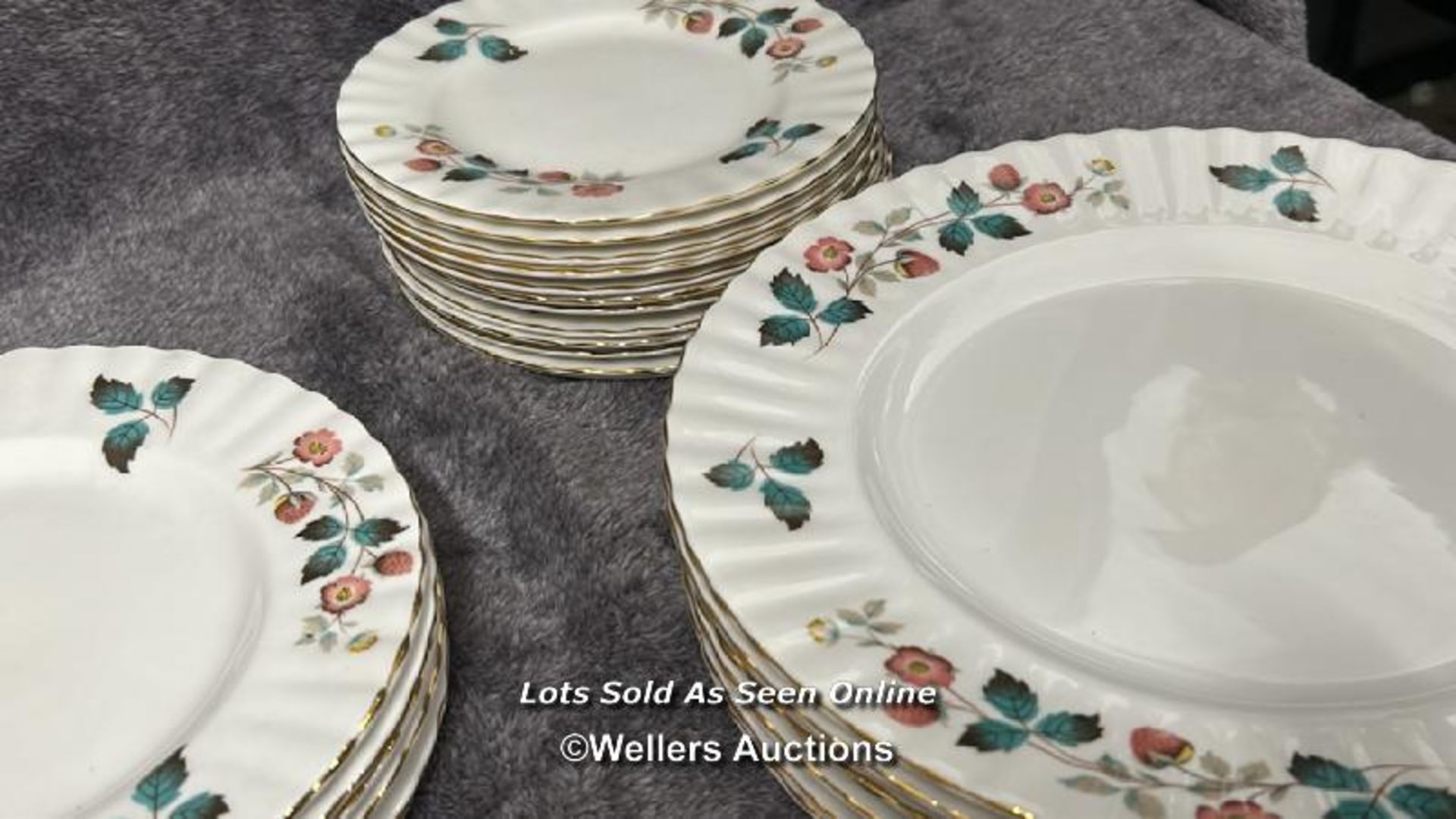 A 49 piece Richmond bone china dinner service /AN9 - Image 6 of 7