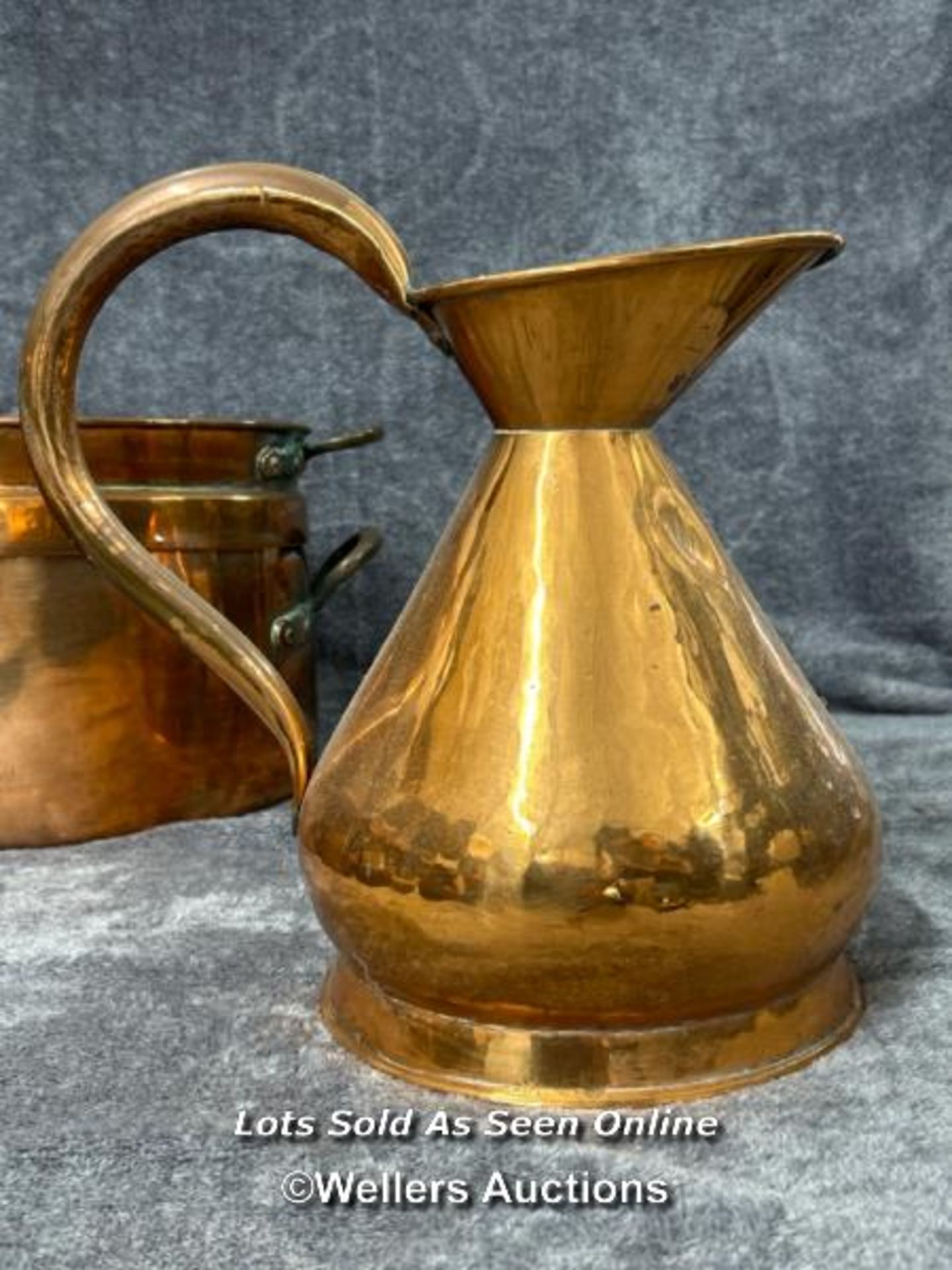 Vintage copper kitchen ware including braising pan, jugs, kettle pot and two long handled cream - Image 4 of 8