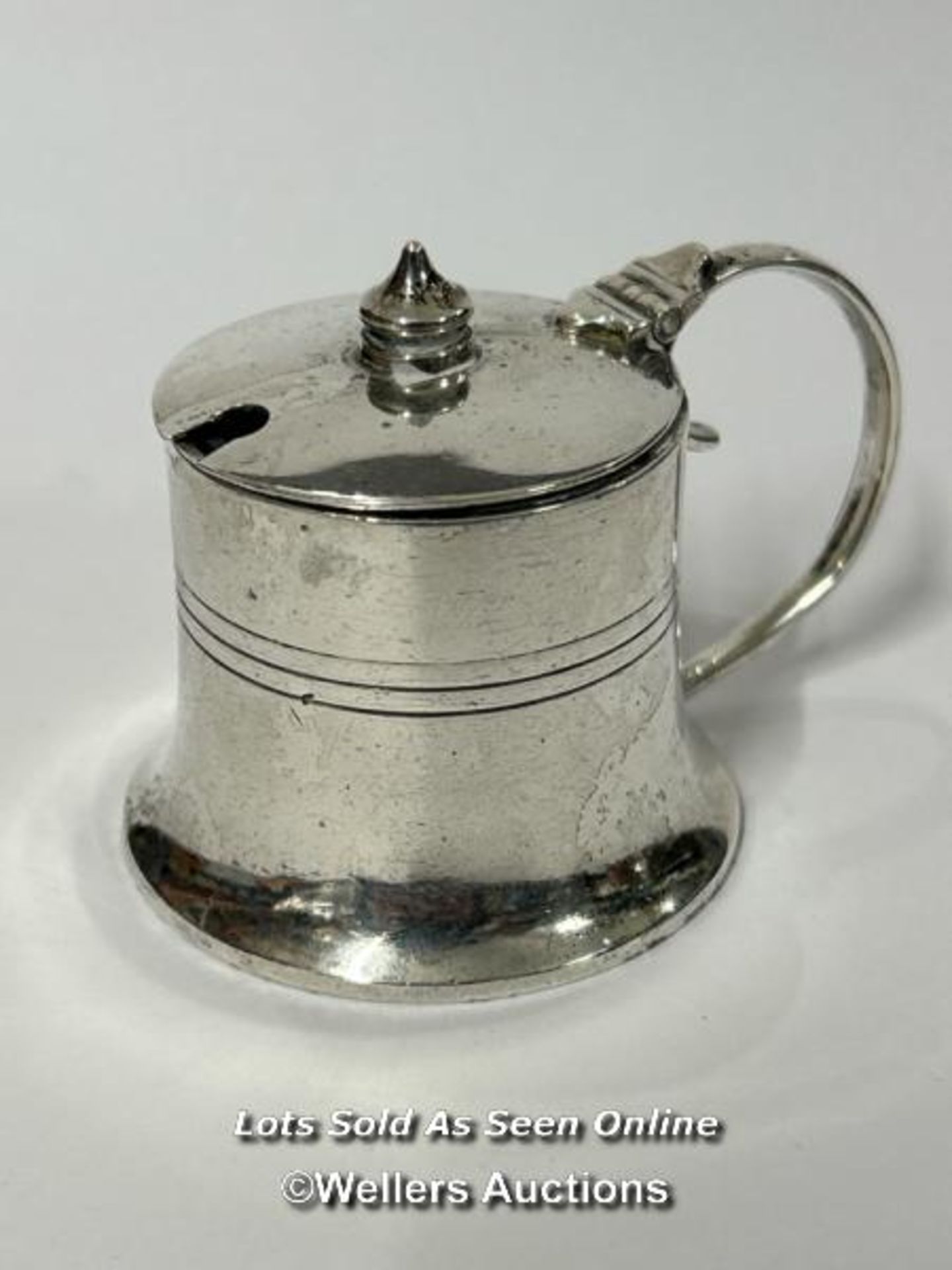 Silver mustard pot with blue glass liner, hallmarked Sheffield 1940, silver weight 202.5g / SF