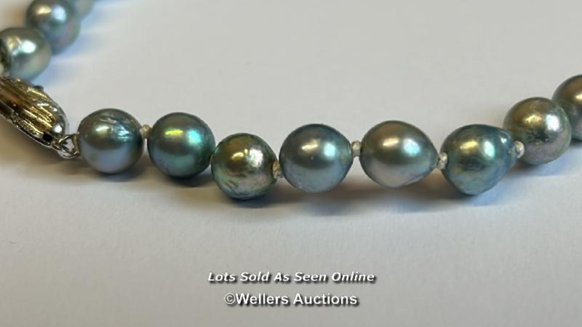 A single row of 6.5 - 7mm baroque cultured pearls of blue stone on a silver clasp / SF - Image 2 of 7