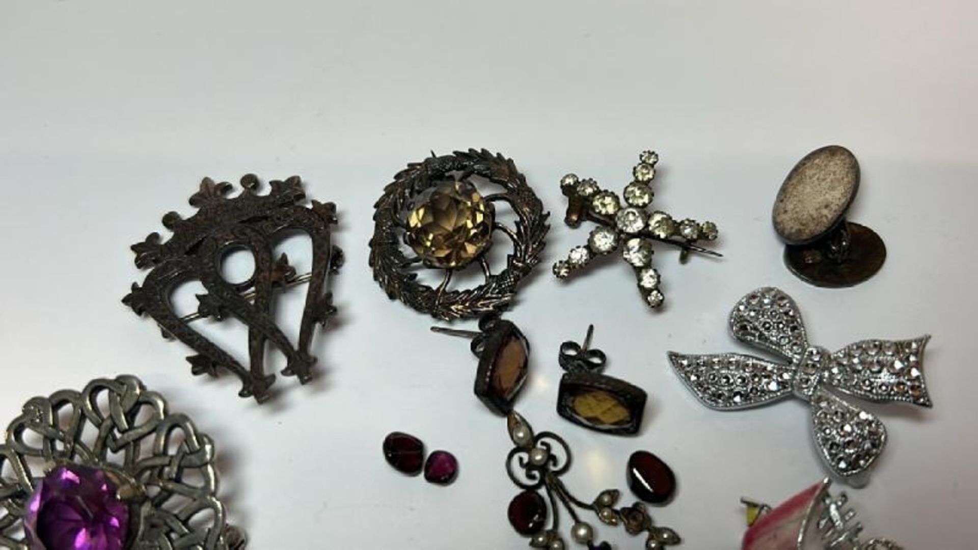 Quantity of costume jewellery including silver locket and chain, silver hallmarked brooches, paste - Bild 3 aus 6