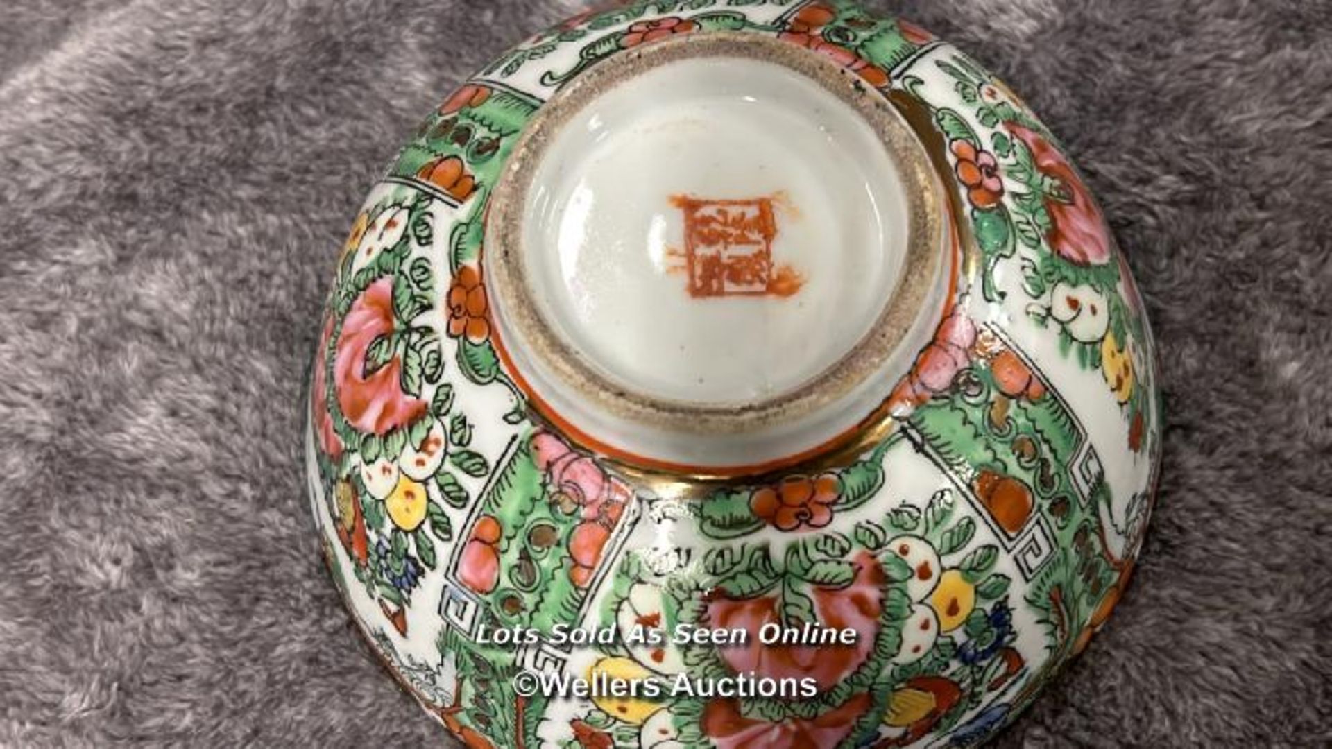 Small hand painted Chinese bowl with mark to base, 15cm diameter, with a small jade buddha figurine, - Image 3 of 5