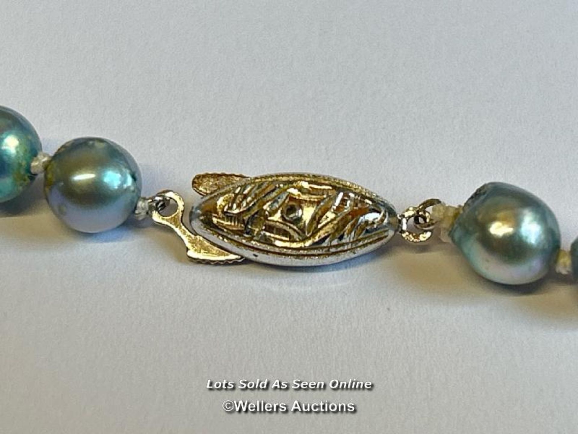 A single row of 6.5 - 7mm baroque cultured pearls of blue stone on a silver clasp / SF - Image 5 of 7