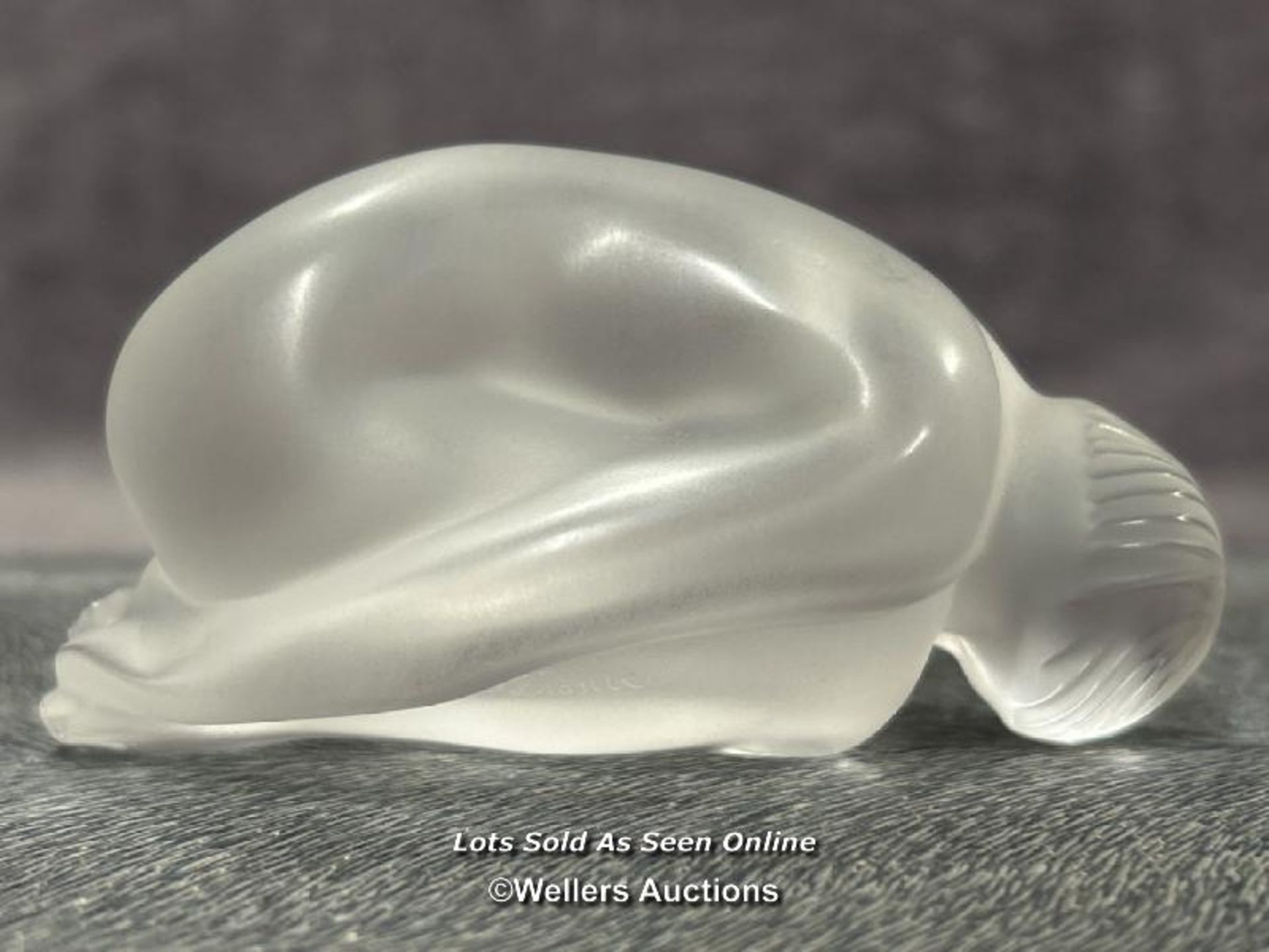 Lalique frosted crystal figurine 'Feuille Pliee', 4cm high, signed / AN2 - Image 2 of 4