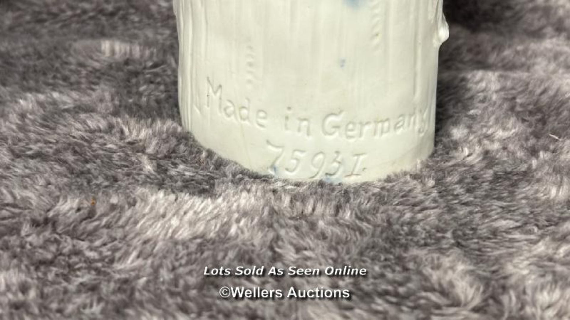 Assorted blue & white porcelain including a Delfts plate and German figurine / AN12 - Bild 5 aus 14