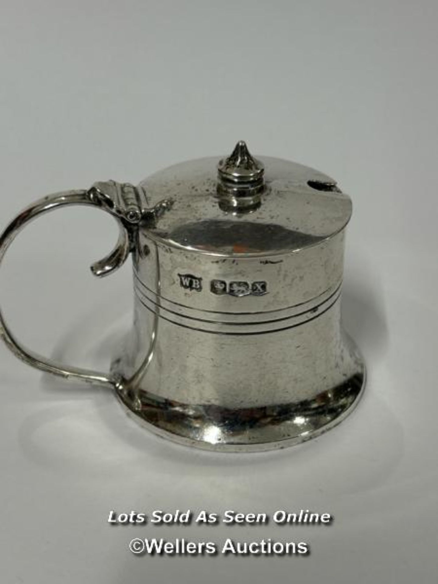 Silver mustard pot with blue glass liner, hallmarked Sheffield 1940, silver weight 202.5g / SF - Image 2 of 4