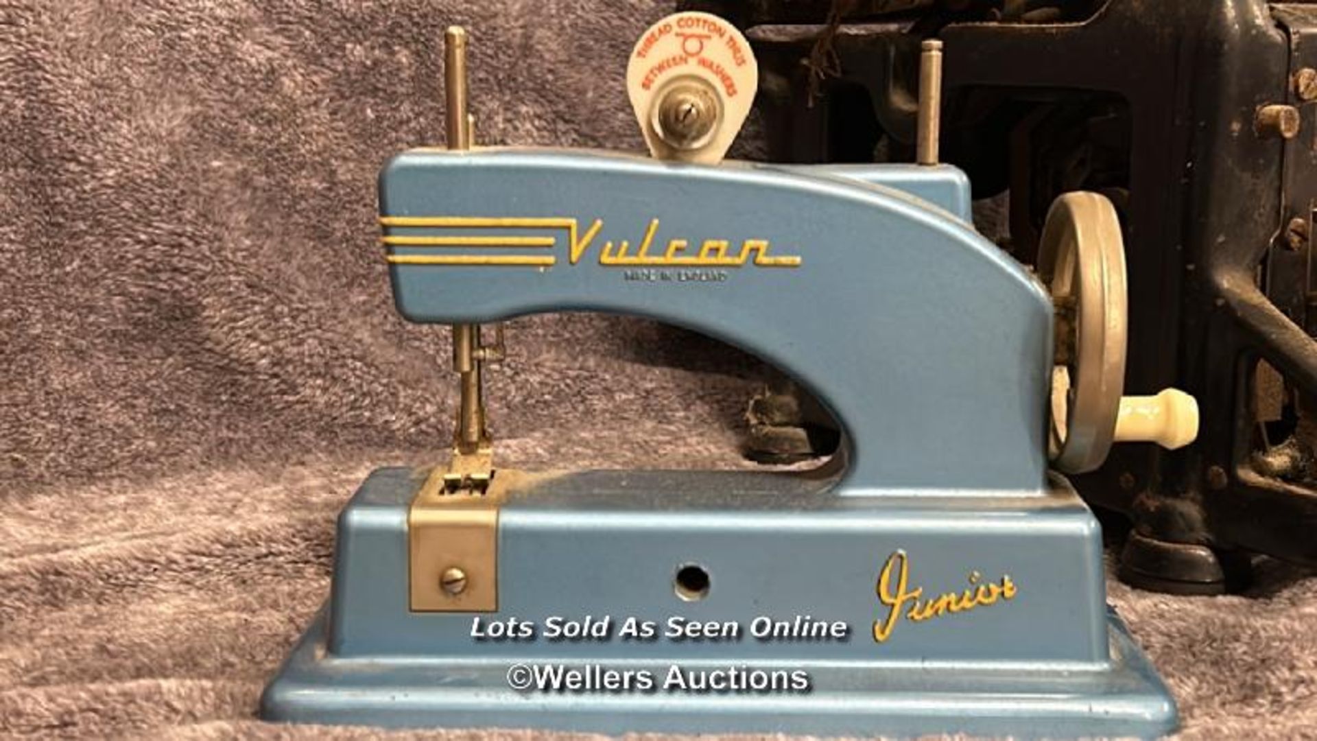 Vintage Underwood typewriter and Vulcan mini sewing machine / AN25 - Image 4 of 4