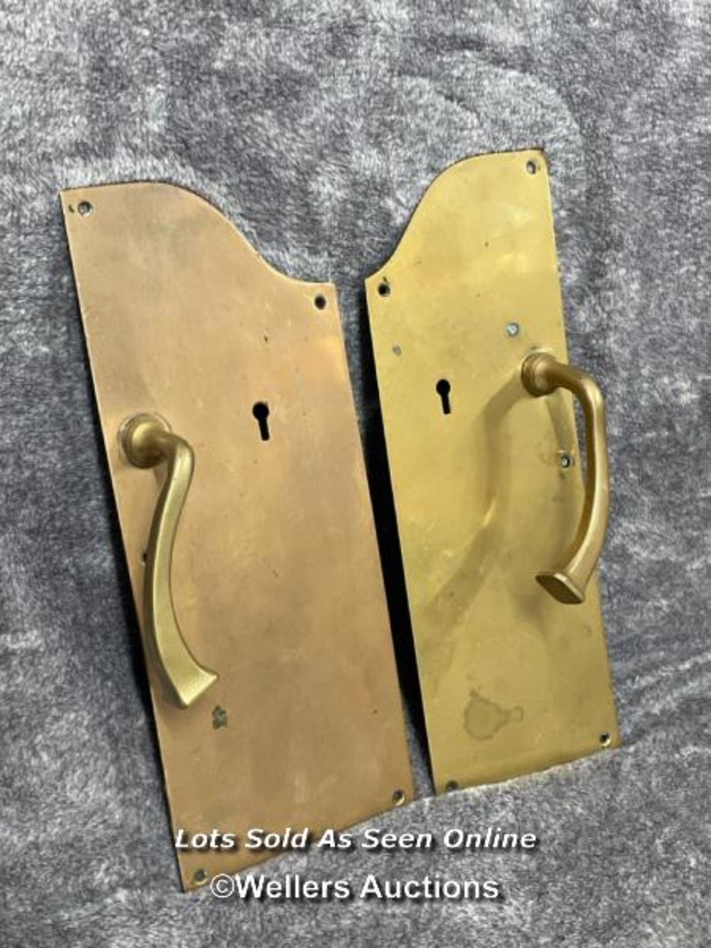 Two similar brass pull handles mounted on shaped back plate, in similar style to those at the famou - Image 2 of 3