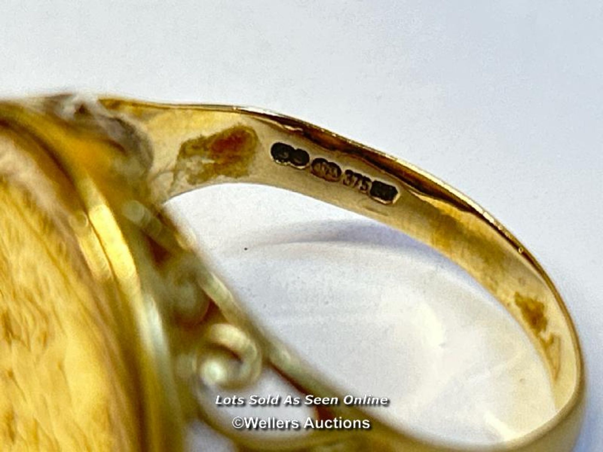 Gold sovereign ring. 1982 sovereign in hallmarked 9ct gold ring, size Y. Gross weight 9.53g / SF - Image 3 of 3