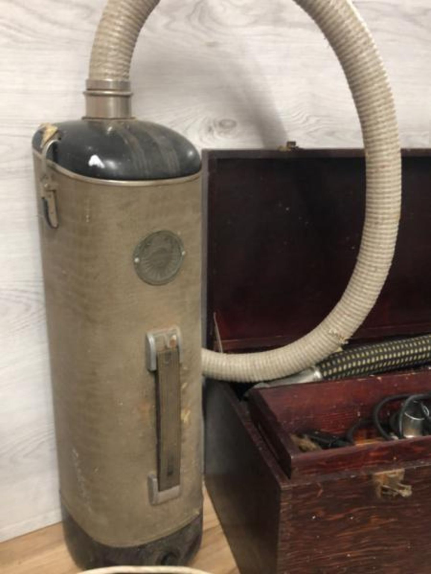Two vintage Electolux vacuum cleaners, one in original wooden box / AN45 - Image 4 of 4