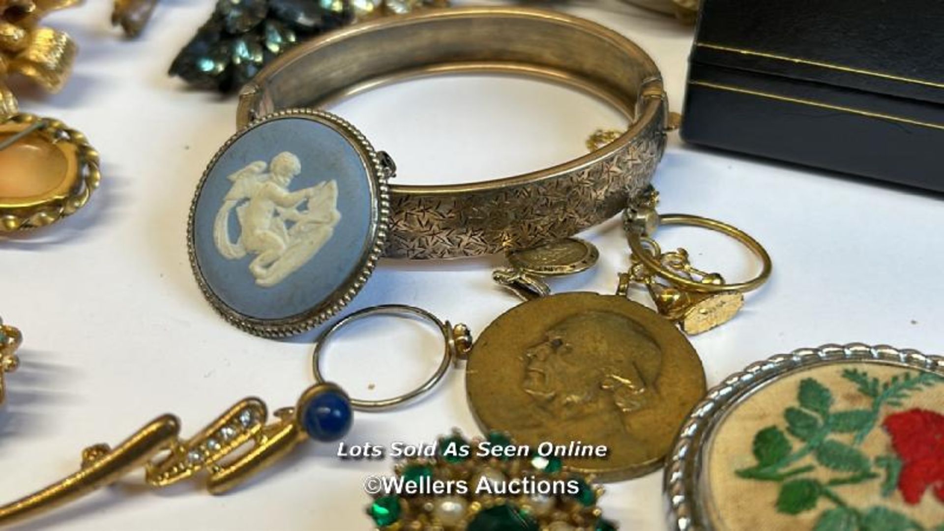 Bag of assorted costume jewellery, mostly brooches, a hinged bangle stamped gold on silver, a gold - Image 3 of 7