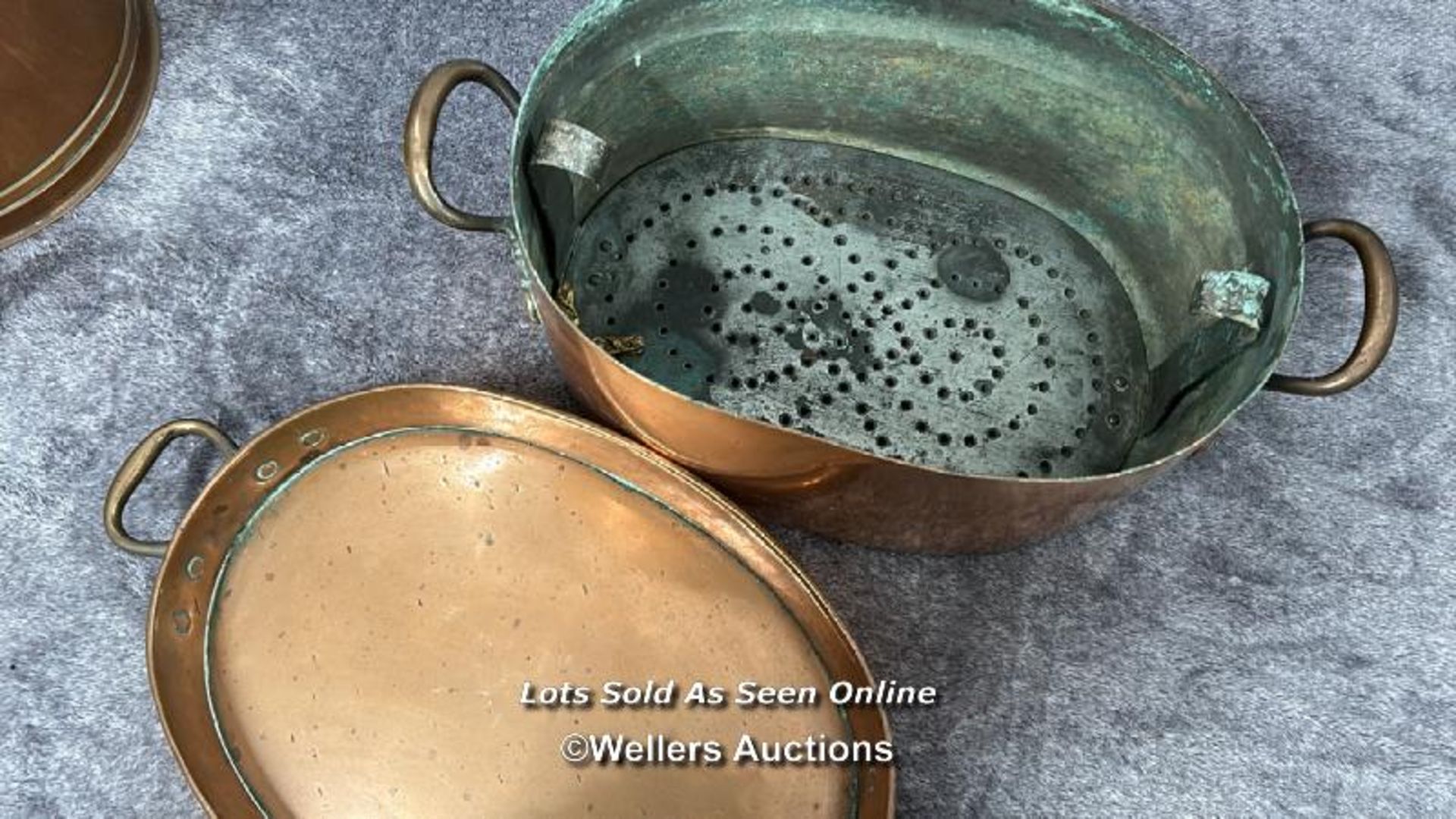 Vintage copper kitchen ware including braising pan, jugs, kettle pot and two long handled cream - Image 6 of 8