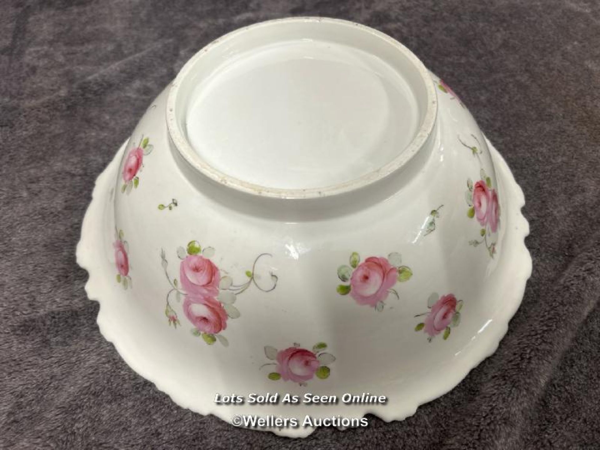 Large rose pattern wash bowl with water jug and faux flowers / AN43 - Image 3 of 5