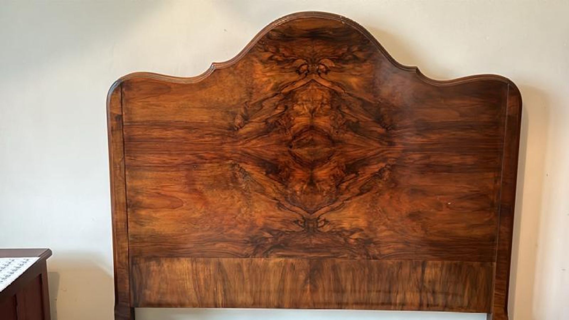 Walnut bedframe, with scalloped head rest carved finials and wooden slats, total Lenth 203cm, - Image 6 of 16