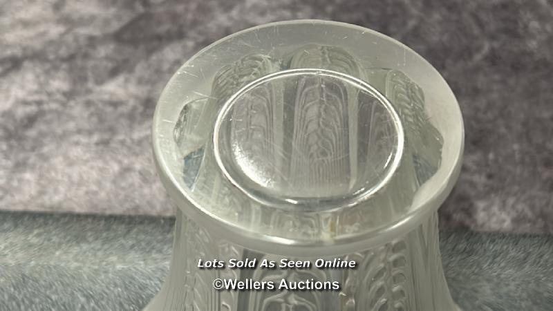 Lalique 'Epis' patern frosted glass vase, 16.5cm high / AN2 - Image 4 of 5