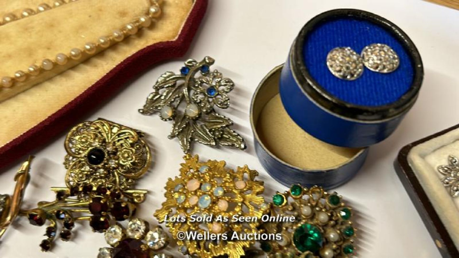 Bag of assorted costume jewellery, mostly brooches, a hinged bangle stamped gold on silver, a gold - Image 5 of 7