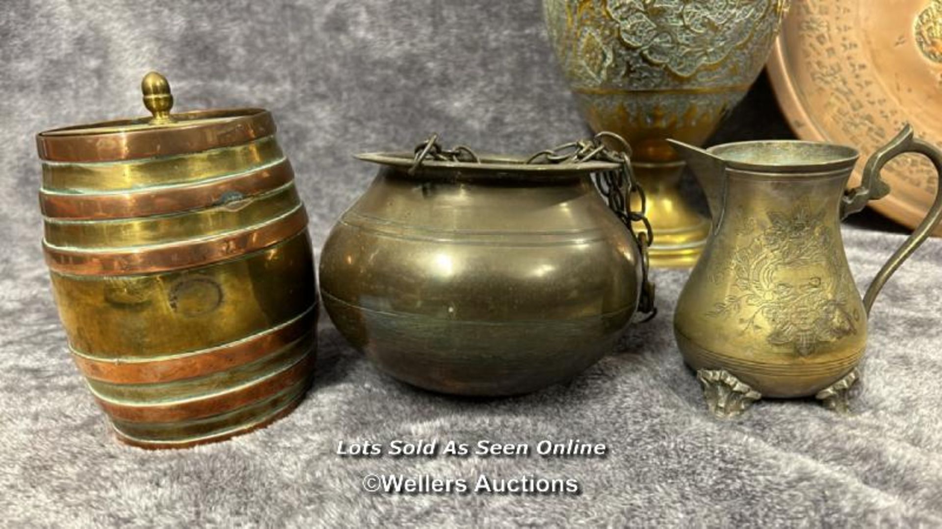Brass ware including large vase (35cm high), pots, jugs and trays / AN14 - Image 5 of 6