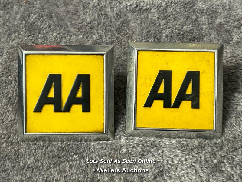 Enamel AA sign 20.5cm diameter, AA car badge no. 0Y45035, two square AA badges and one RAC badge / - Image 6 of 10
