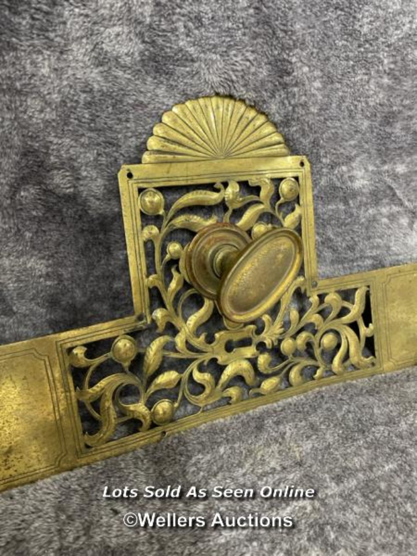 A single brass door handle feature including back plate and handle, 56cm long x 23cm wide - Image 3 of 4