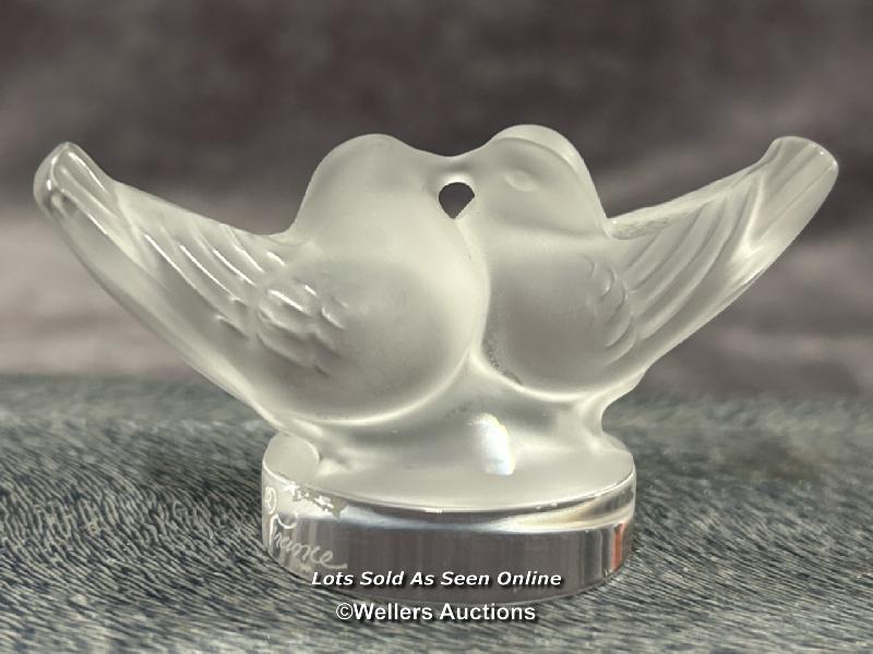 Lalique frosted crystal Kissing Doves paperweight, 4cm high, signed 'Lalique France' / AN2 - Image 2 of 3