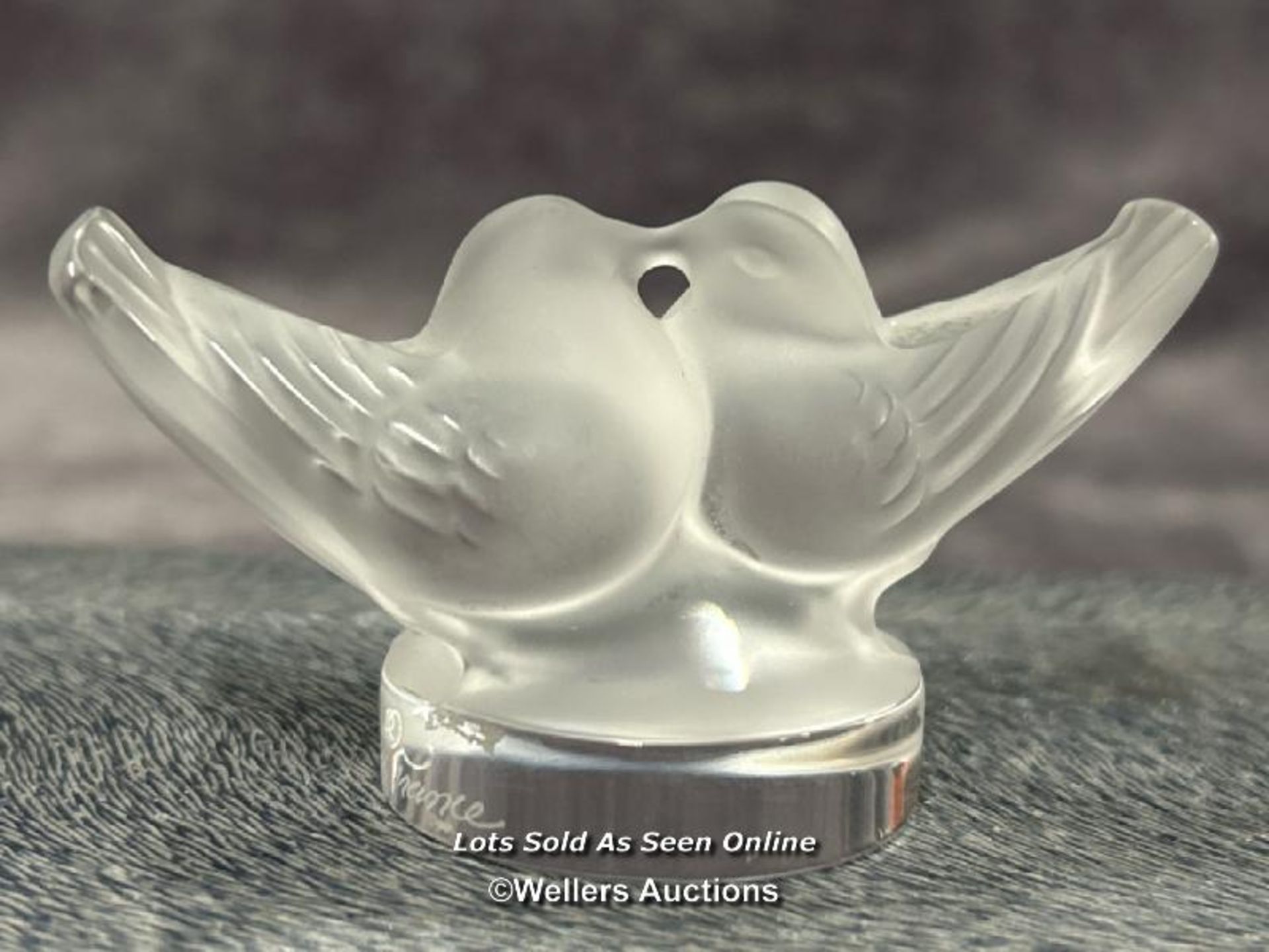 Lalique frosted crystal Kissing Doves paperweight, 4cm high, signed 'Lalique France' / AN2 - Image 2 of 3