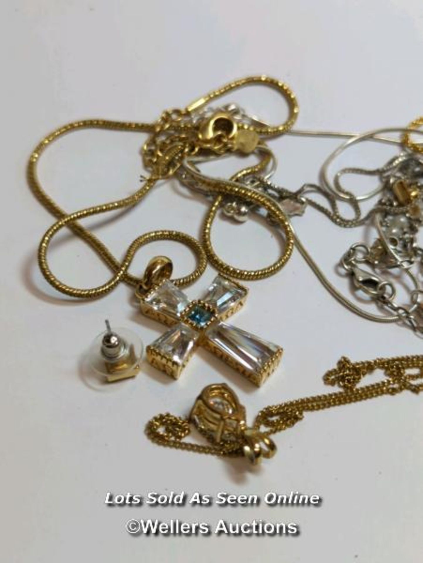 A lot of fashion jewellery, including a silver cross set with cubic zarconia, a silver bracelet with - Image 2 of 4