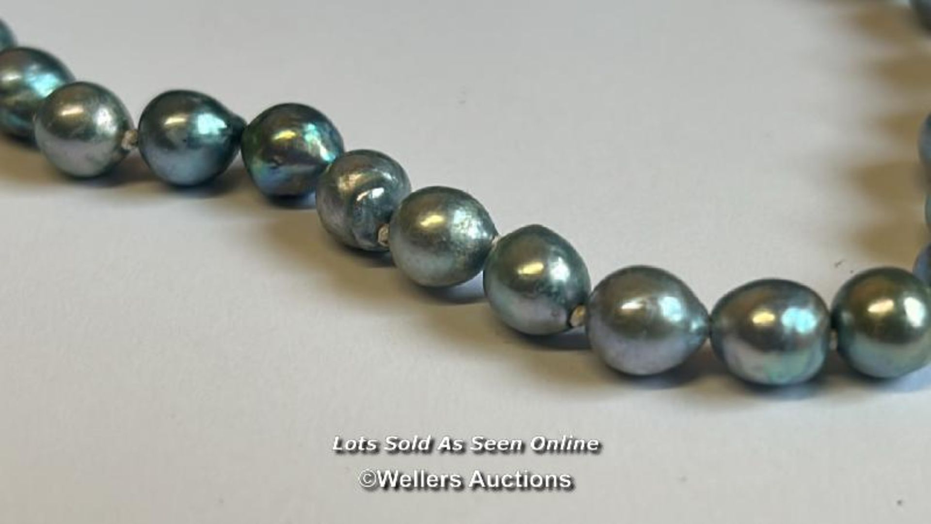 A single row of 6.5 - 7mm baroque cultured pearls of blue stone on a silver clasp / SF - Image 3 of 7