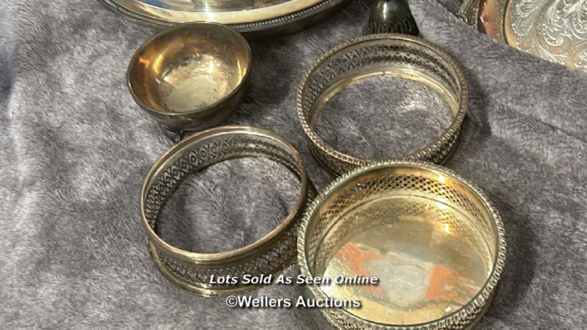 Assorted metalware including two large trays and serving dishes / AN34 - Image 4 of 8