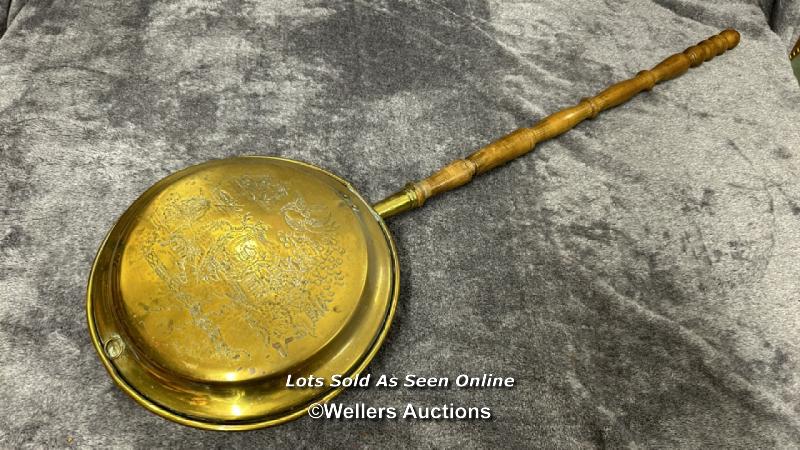 Assorted copper & brass ware including hunting horn, large tray (61.5cm wide), pot and two bed - Bild 8 aus 10