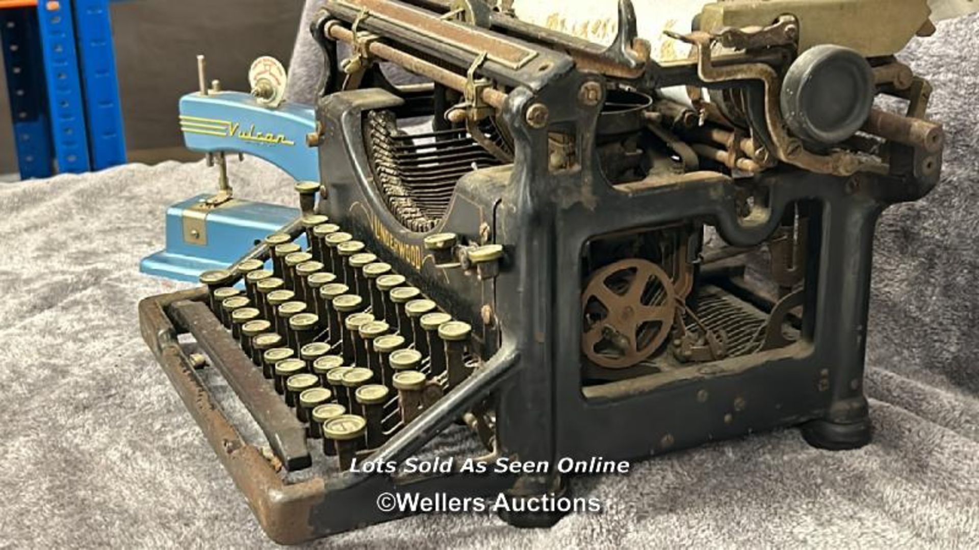 Vintage Underwood typewriter and Vulcan mini sewing machine / AN25 - Image 3 of 4