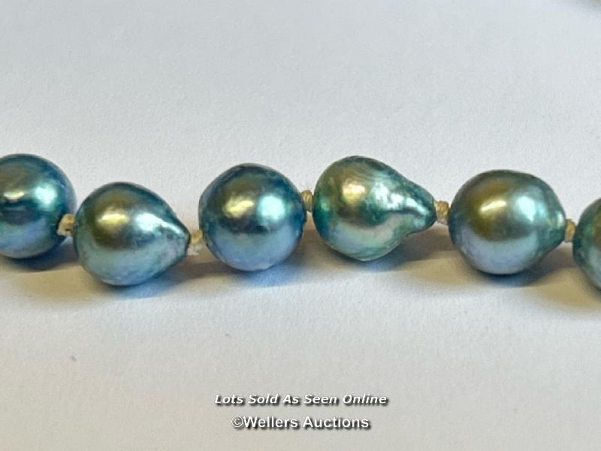 A single row of 6.5 - 7mm baroque cultured pearls of blue stone on a silver clasp / SF - Image 4 of 7