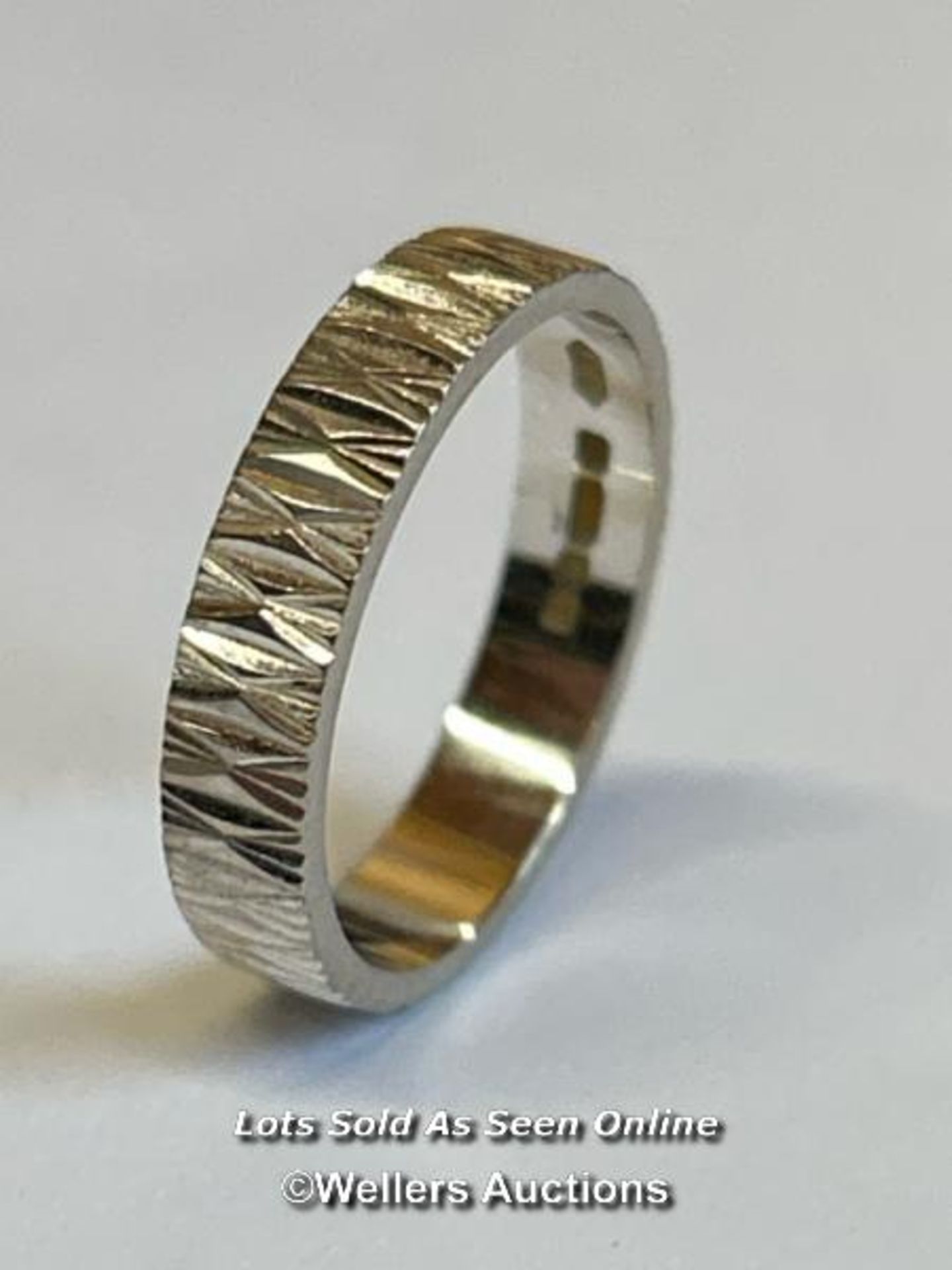 A hallmarked 18ct white gold ring set with a solitaire diamond in an illusion setting with - Image 6 of 6