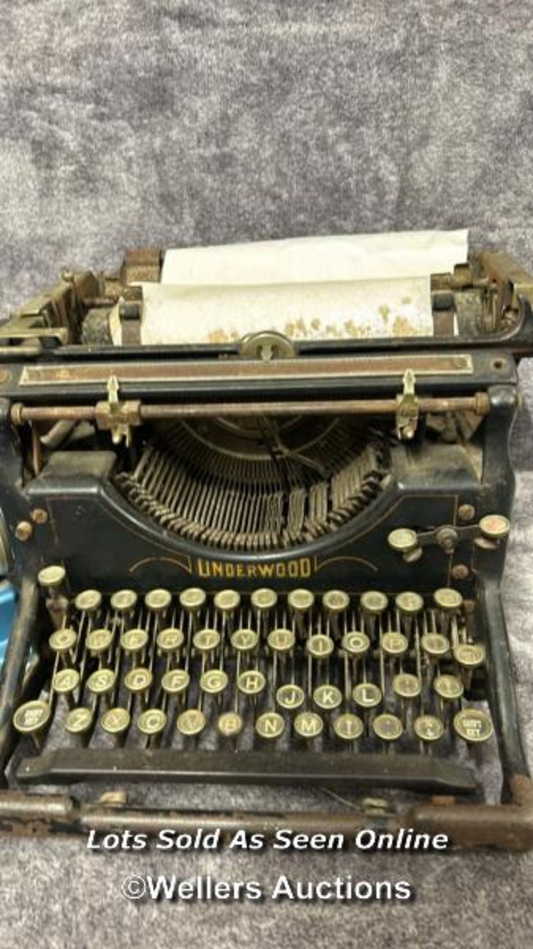 Vintage Underwood typewriter and Vulcan mini sewing machine / AN25 - Image 2 of 4