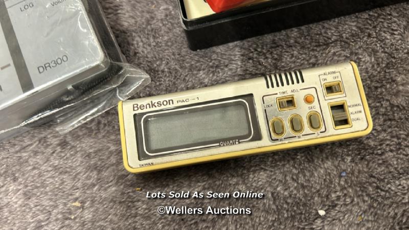 Assorted unboxed vintage electricals including Benkson radios, Aero 6 transister, Dixons radio, - Image 10 of 17