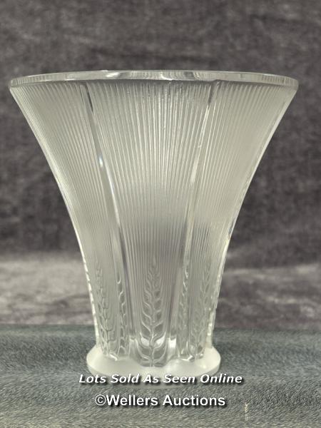 Lalique 'Epis' patern frosted glass vase, 16.5cm high / AN2