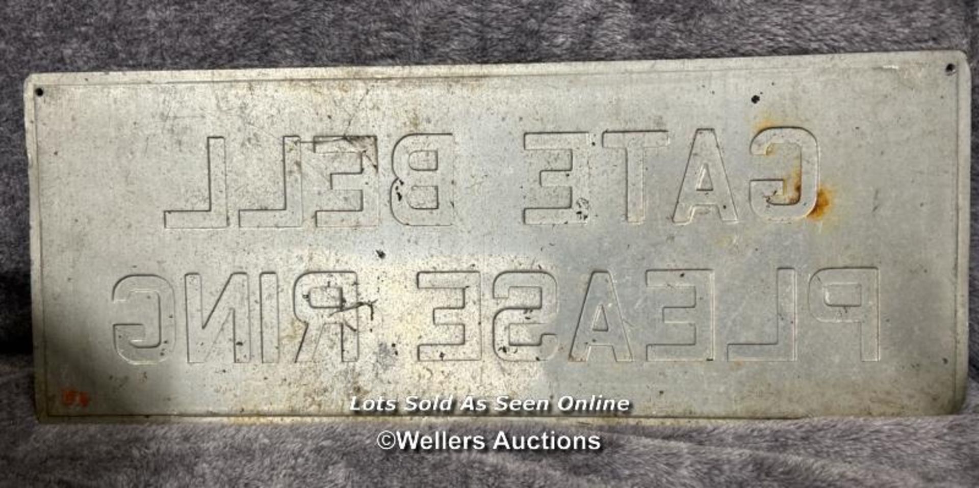 Enamel embossed sign "GATE BELL PLEASE RING", 46 x 18cm / AN24 - Image 2 of 2