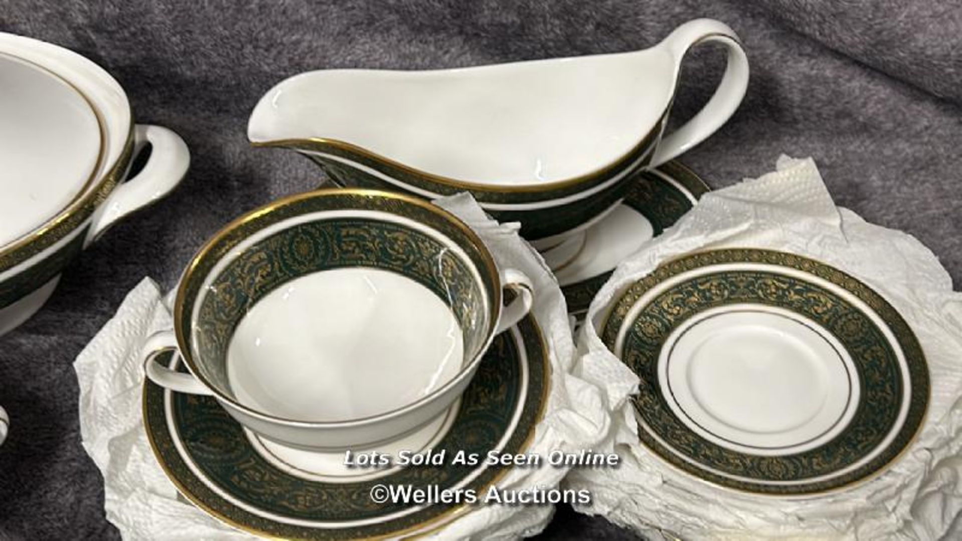 Royal Doulton "Vanborough" dinner service including 10 dinner plates, 15 tea plates, 10 side plates, - Image 5 of 8