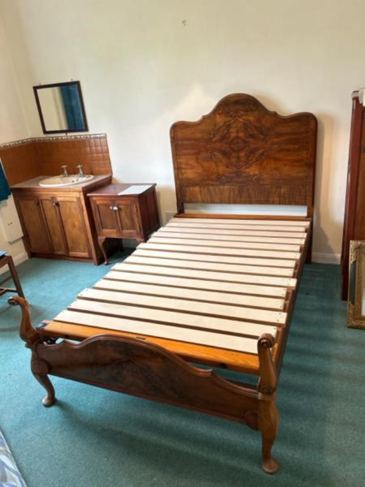 Walnut bedframe, with scalloped head rest carved finials and wooden slats, total Lenth 203cm, - Bild 5 aus 16
