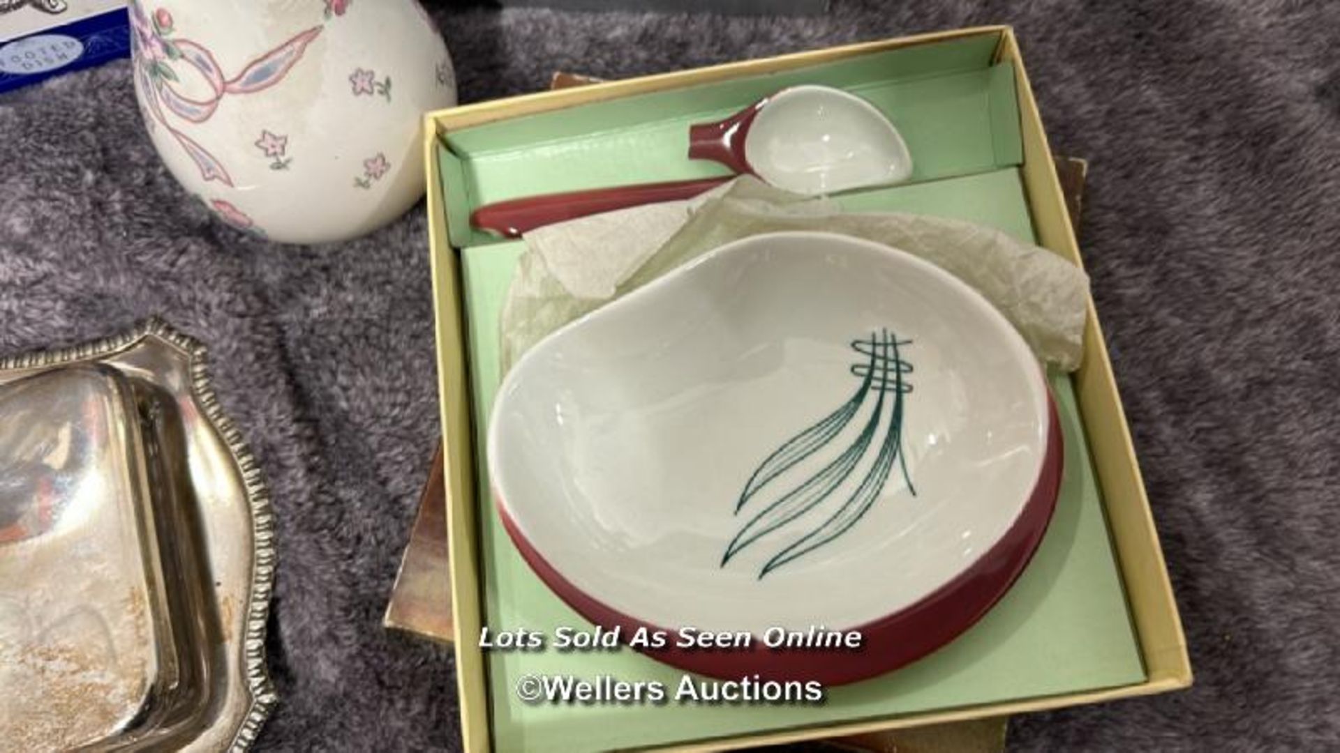 Assorted items including boxed Boutique crystal dolphins, Clarendon crystal footed dish, H. Samuel - Image 5 of 11