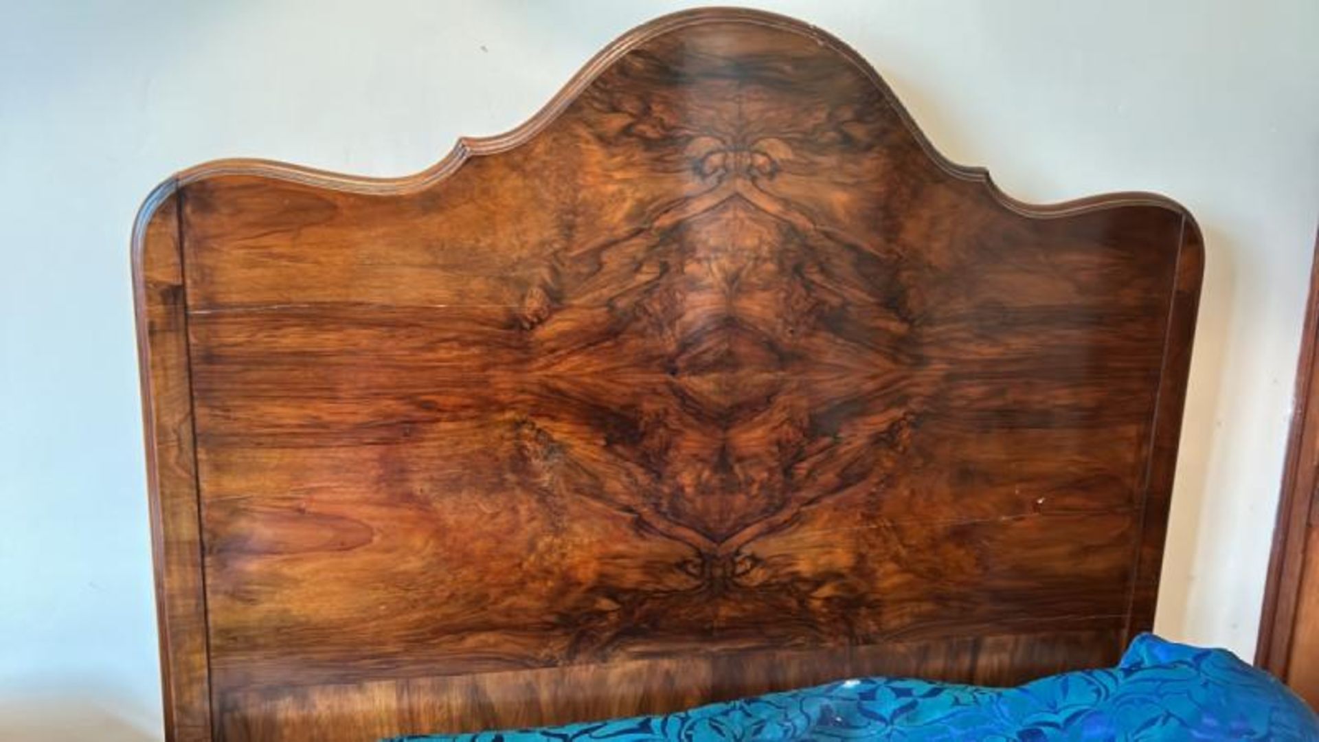 Walnut bedframe, with scalloped head rest carved finials and wooden slats, total Lenth 203cm, - Bild 10 aus 16