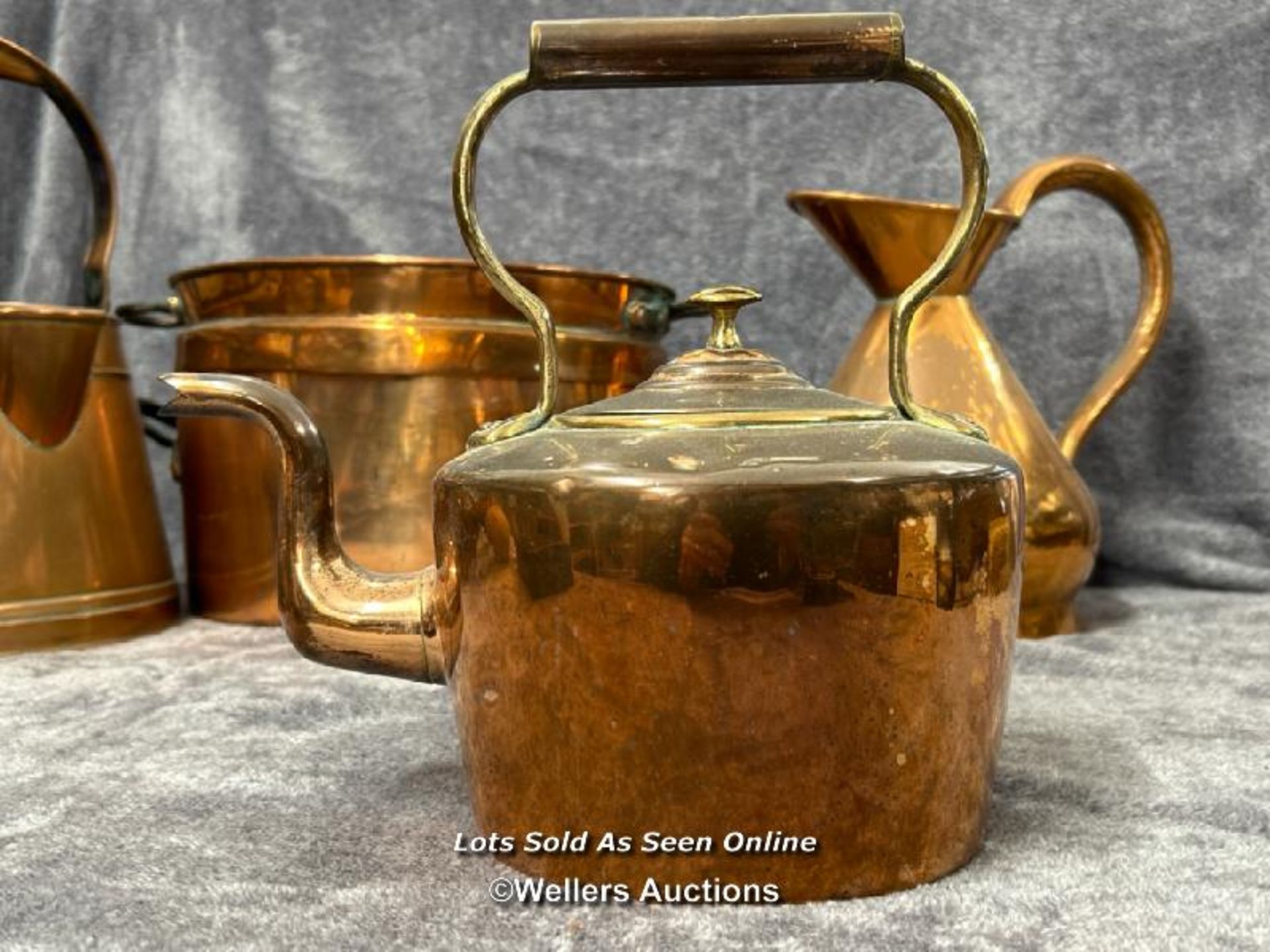 Vintage copper kitchen ware including braising pan, jugs, kettle pot and two long handled cream - Image 3 of 8