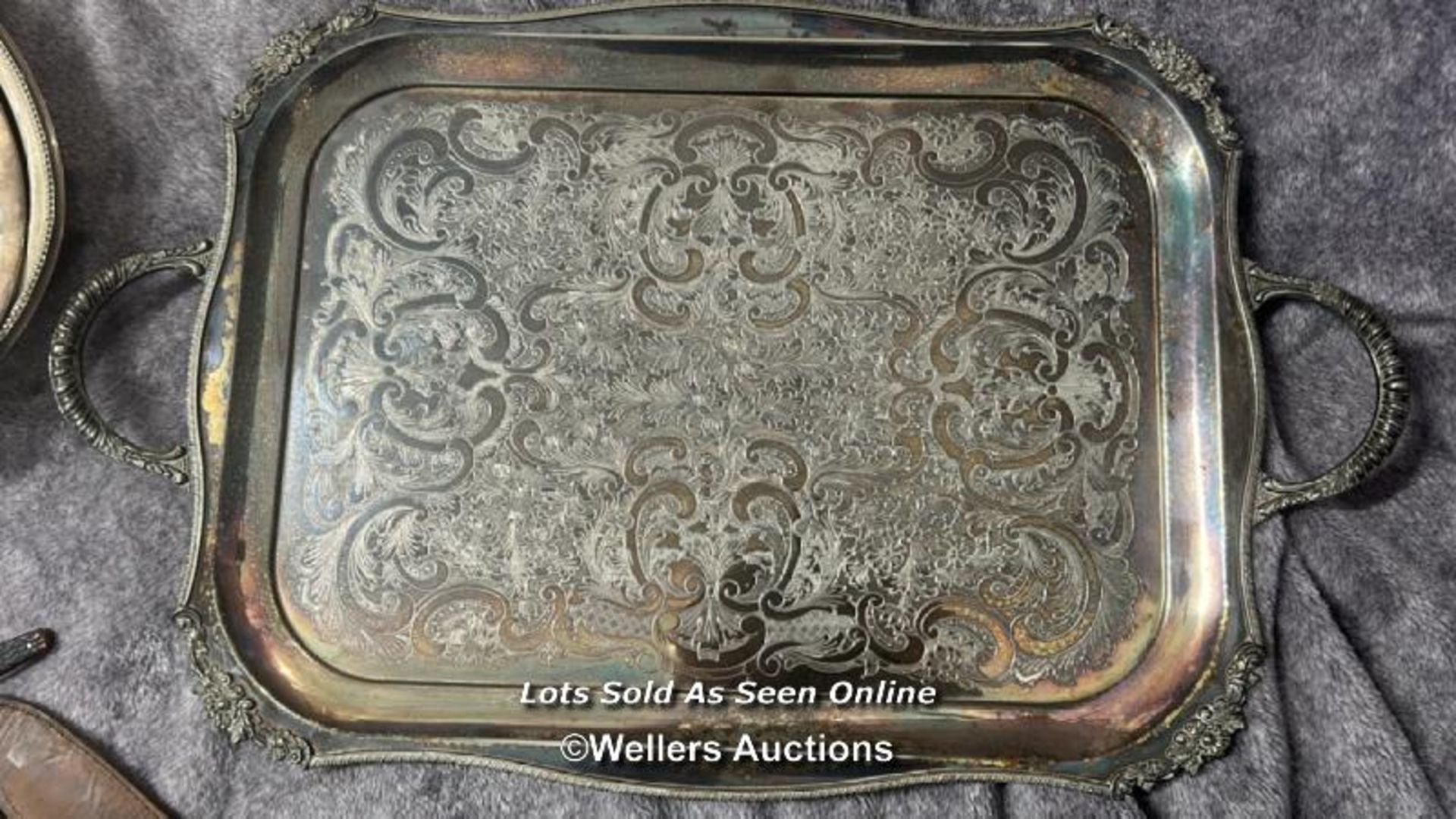 Assorted metalware including two large trays and serving dishes / AN34 - Image 5 of 8