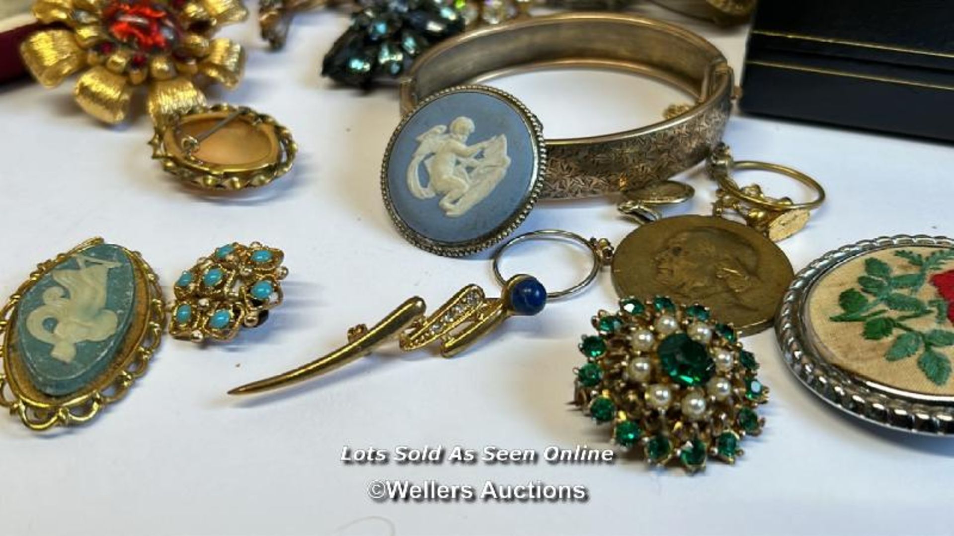 Bag of assorted costume jewellery, mostly brooches, a hinged bangle stamped gold on silver, a gold - Image 7 of 7