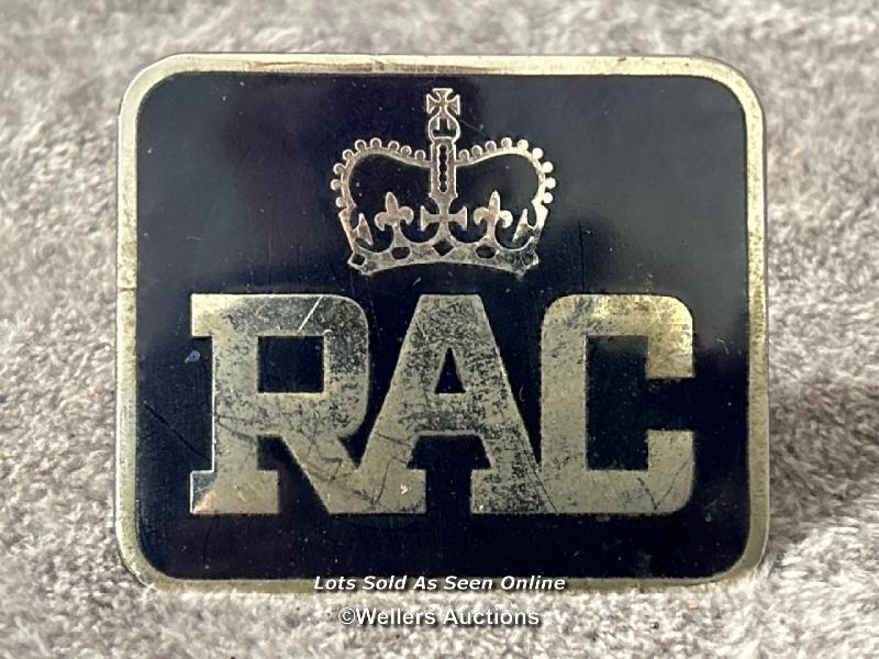 Enamel AA sign 20.5cm diameter, AA car badge no. 0Y45035, two square AA badges and one RAC badge / - Image 8 of 10