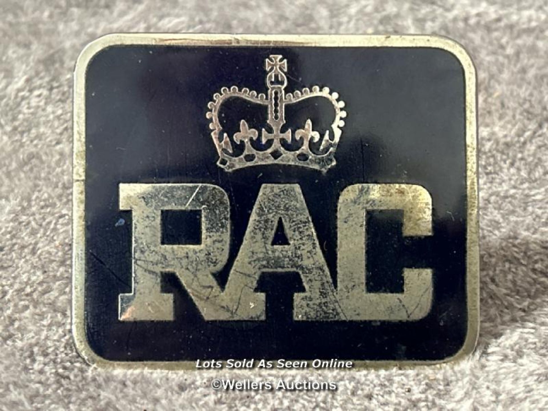 Enamel AA sign 20.5cm diameter, AA car badge no. 0Y45035, two square AA badges and one RAC badge / - Bild 8 aus 10