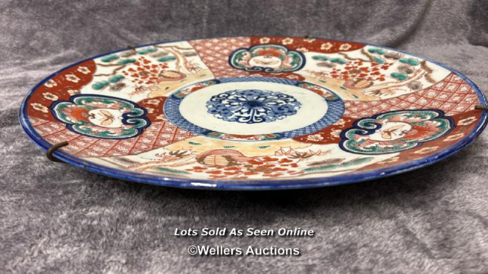 Large oriental porcelain charger, decorated with flowers, 47cm diameter / AN5 - Image 2 of 3