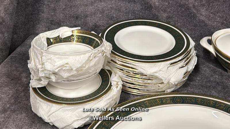 Royal Doulton "Vanborough" dinner service including 10 dinner plates, 15 tea plates, 10 side plates, - Image 7 of 8